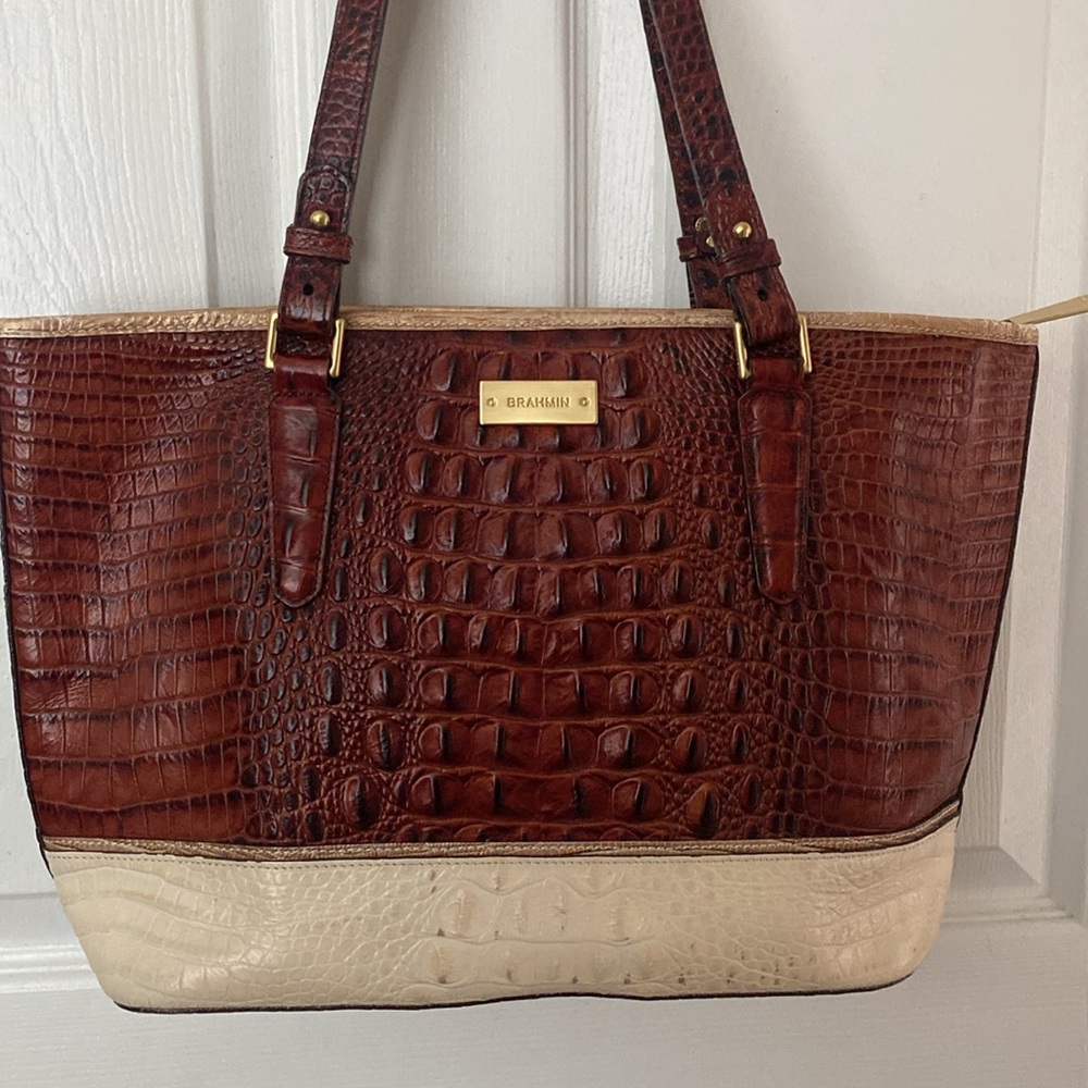 Brahmin should bag and zip around wallet. - Picture 4 of 5